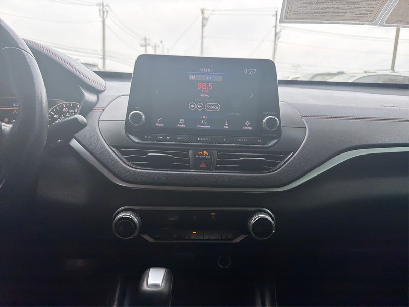 Nissan Altima Vehicle Full-screen Gallery Image 12