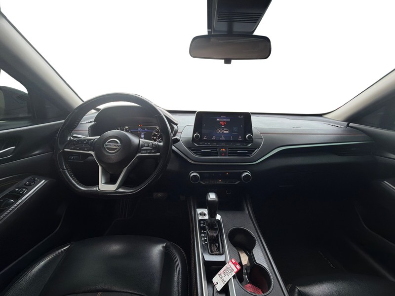 Nissan Altima Vehicle Full-screen Gallery Image 15
