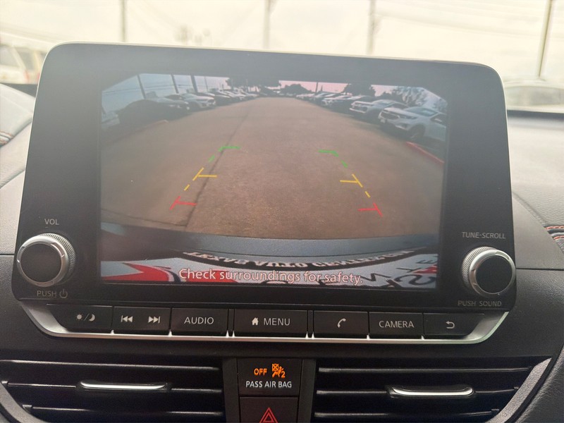 Nissan Altima Vehicle Full-screen Gallery Image 17