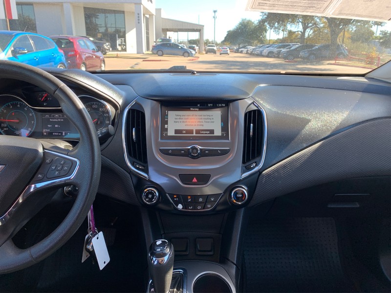 Chevrolet Cruze Vehicle Full-screen Gallery Image 12