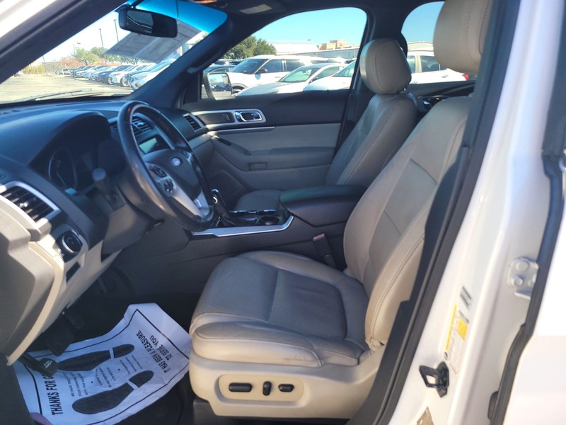 Ford Explorer Vehicle Full-screen Gallery Image 9