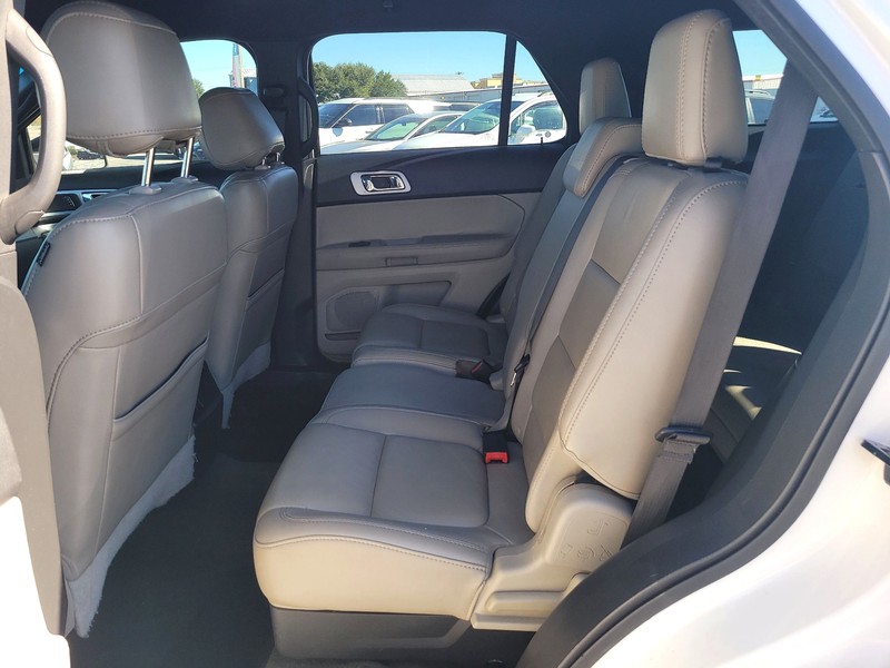 Ford Explorer Vehicle Full-screen Gallery Image 10