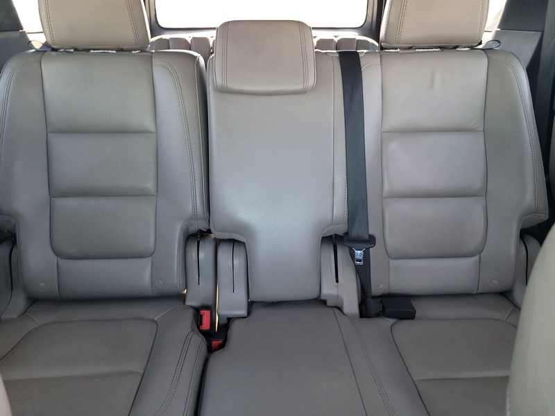 Ford Explorer Vehicle Full-screen Gallery Image 13