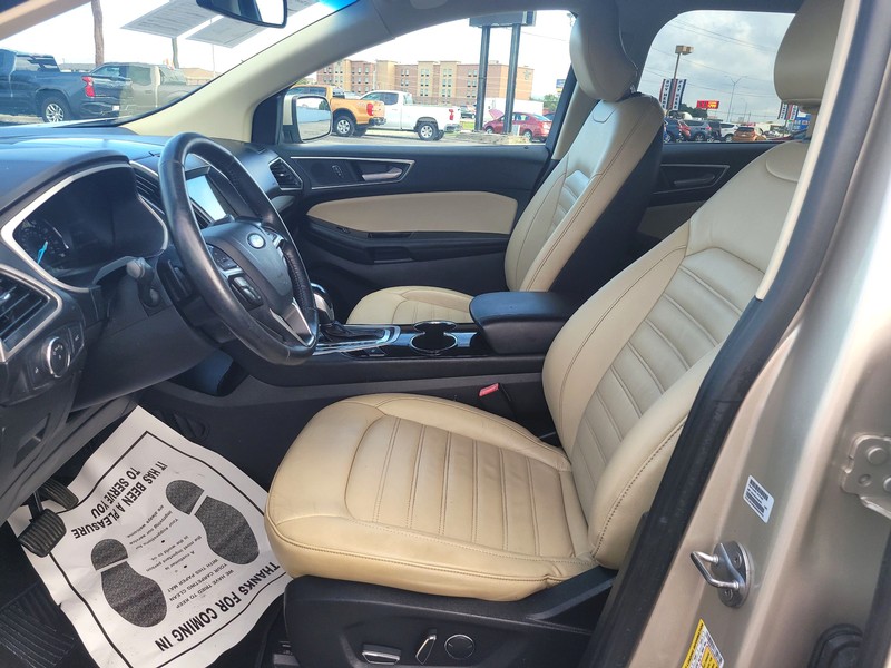 Ford Edge Vehicle Full-screen Gallery Image 9