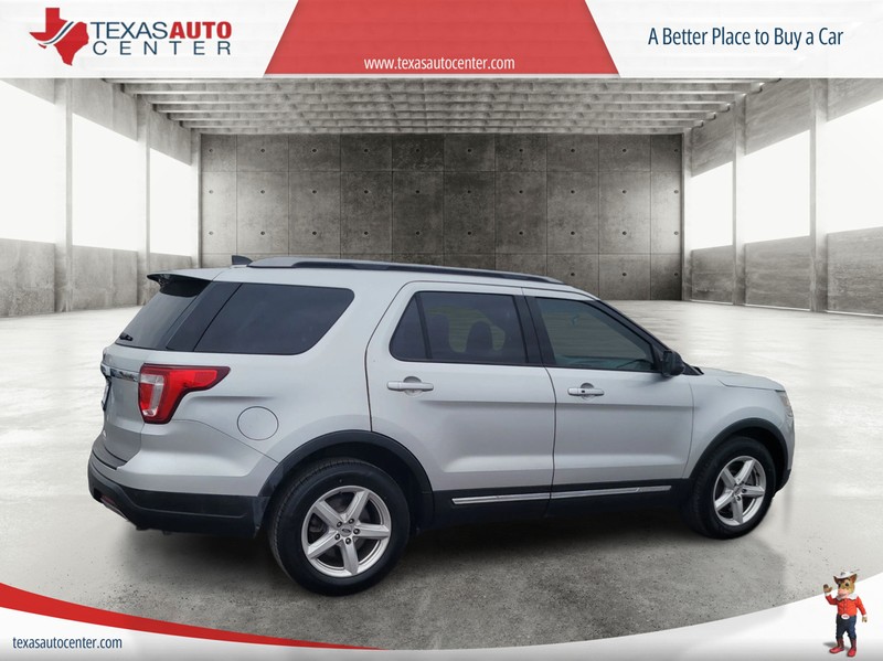 Ford Explorer Vehicle Full-screen Gallery Image 04