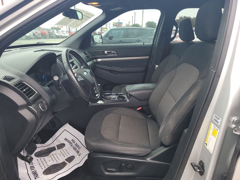 Ford Explorer Vehicle Full-screen Gallery Image 07