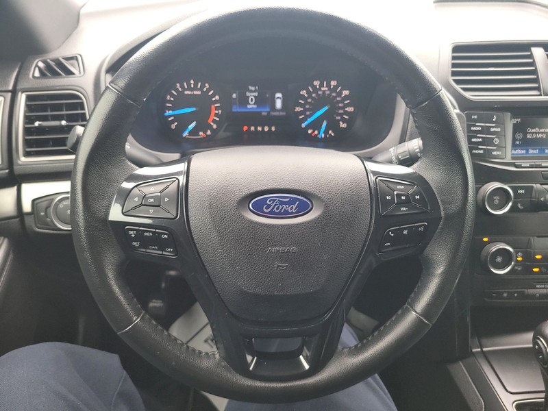 Ford Explorer Vehicle Full-screen Gallery Image 12