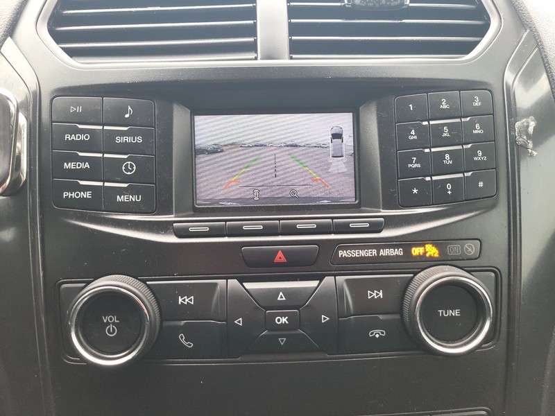 Ford Explorer Vehicle Full-screen Gallery Image 15