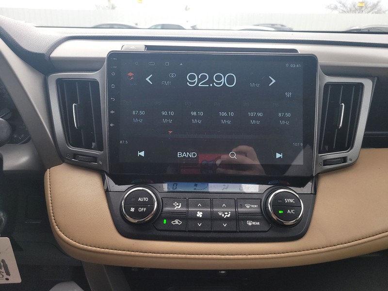 Toyota RAV4 Vehicle Full-screen Gallery Image 12