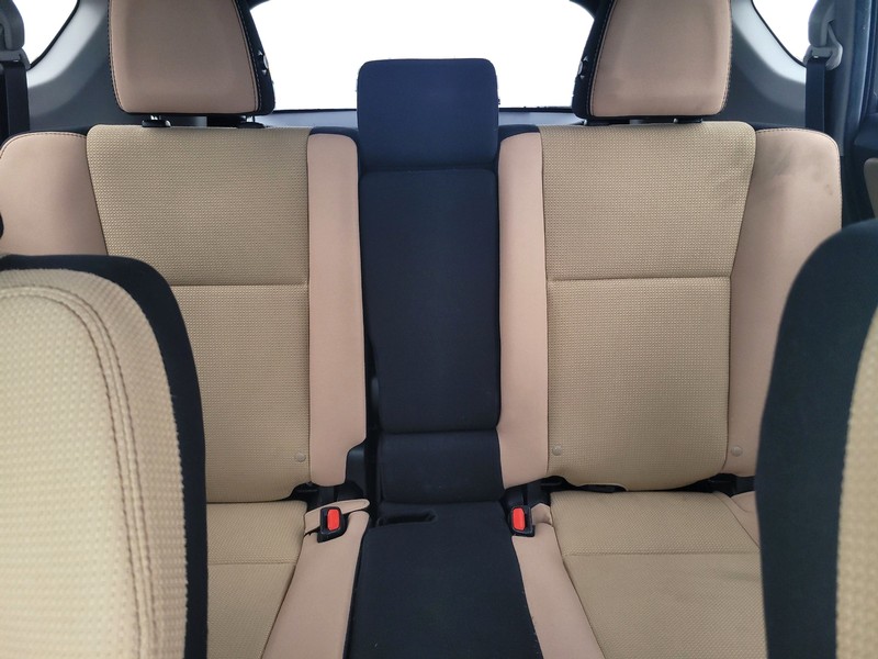 Toyota RAV4 Vehicle Full-screen Gallery Image 13