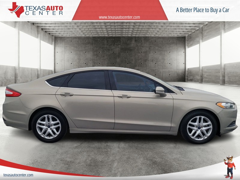 Ford Fusion Vehicle Full-screen Gallery Image 04