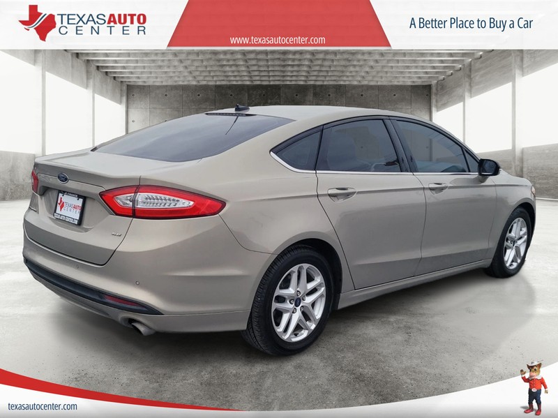 Ford Fusion Vehicle Full-screen Gallery Image 07