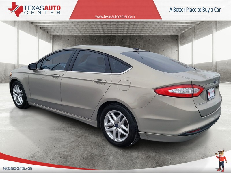 Ford Fusion Vehicle Full-screen Gallery Image 08