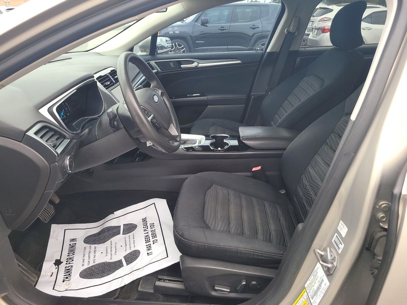 Ford Fusion Vehicle Full-screen Gallery Image 09