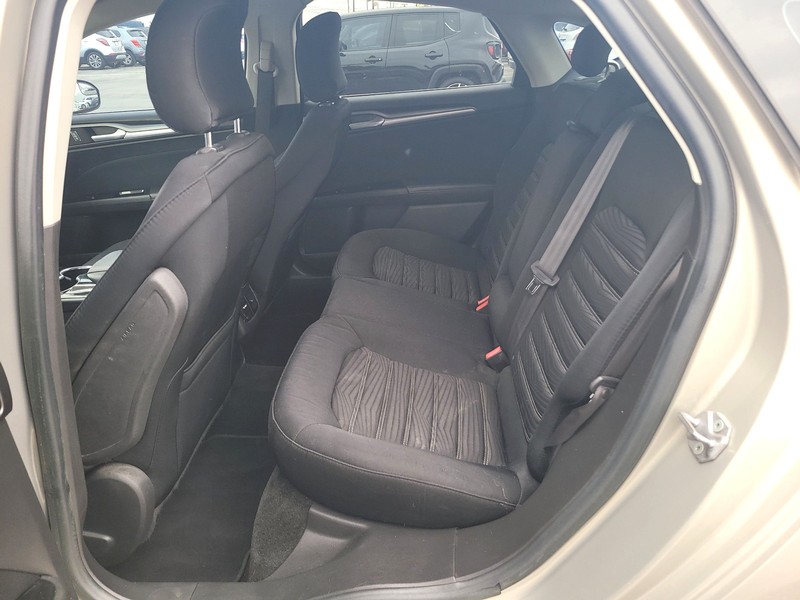 Ford Fusion Vehicle Full-screen Gallery Image 10