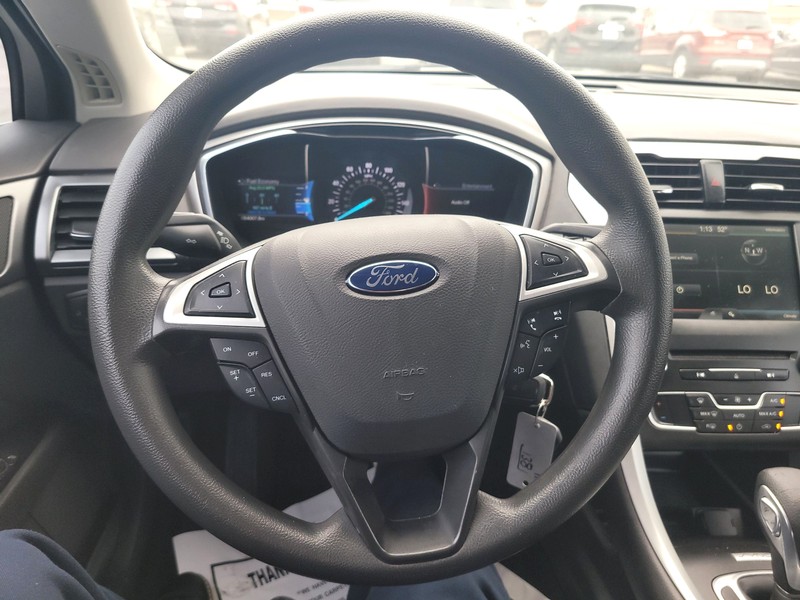 Ford Fusion Vehicle Full-screen Gallery Image 13