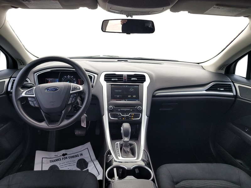 Ford Fusion Vehicle Full-screen Gallery Image 15
