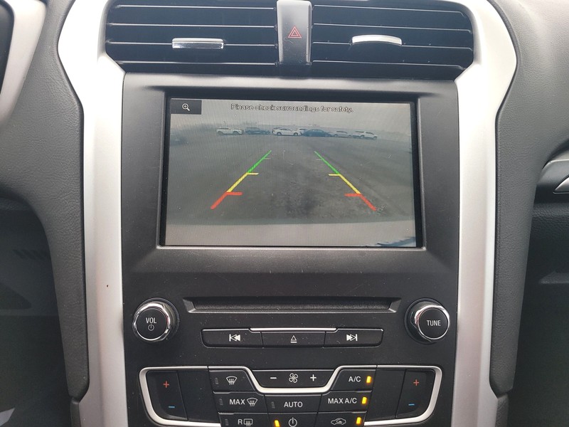 Ford Fusion Vehicle Full-screen Gallery Image 16