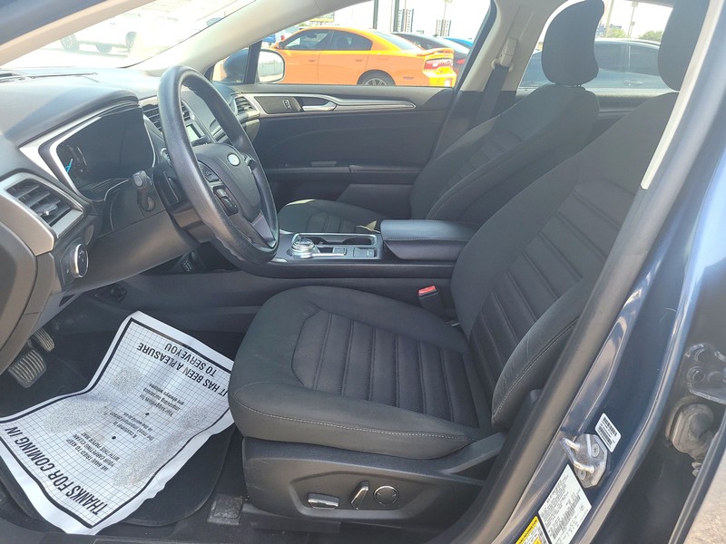 Ford Fusion Vehicle Full-screen Gallery Image 9