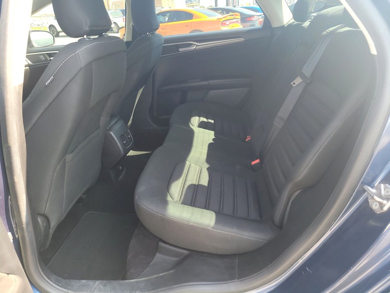 Ford Fusion Vehicle Full-screen Gallery Image 10