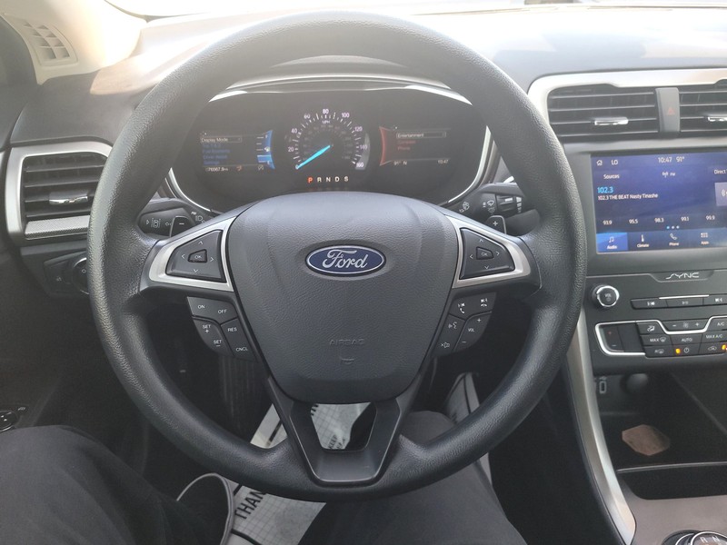 Ford Fusion Vehicle Full-screen Gallery Image 14