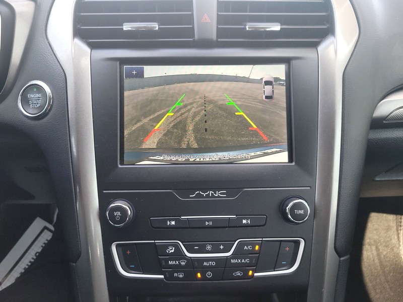Ford Fusion Vehicle Full-screen Gallery Image 17