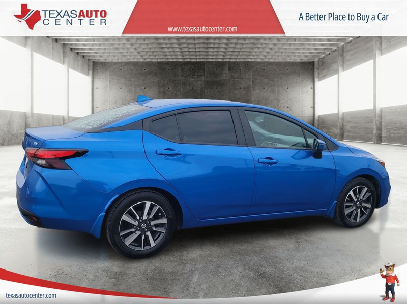 Nissan Versa Vehicle Full-screen Gallery Image 06