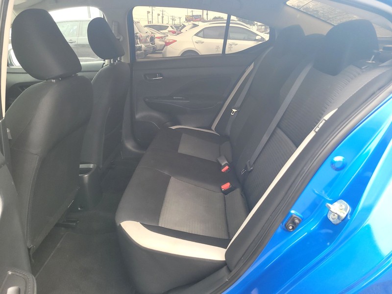 Nissan Versa Vehicle Full-screen Gallery Image 09