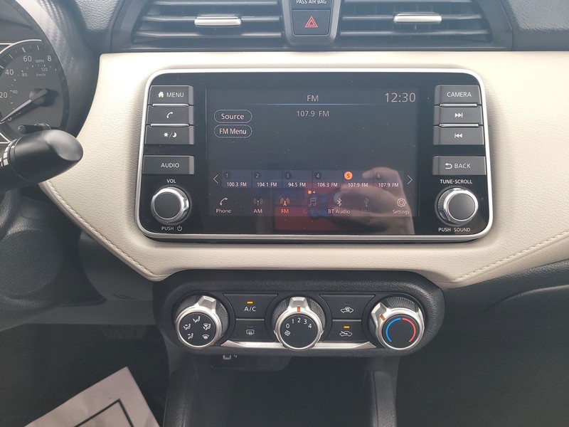 Nissan Versa Vehicle Full-screen Gallery Image 10