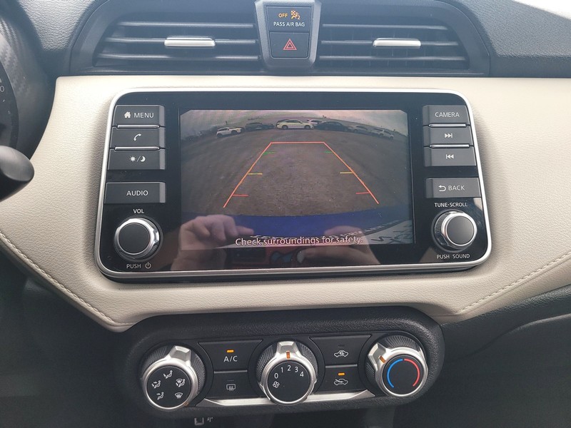 Nissan Versa Vehicle Full-screen Gallery Image 15