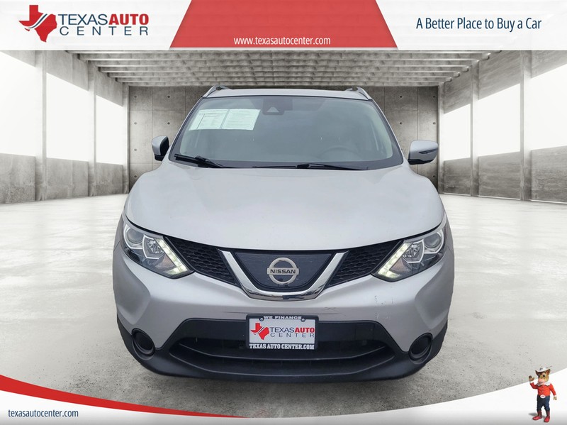 Nissan Rogue Sport Vehicle Full-screen Gallery Image 03