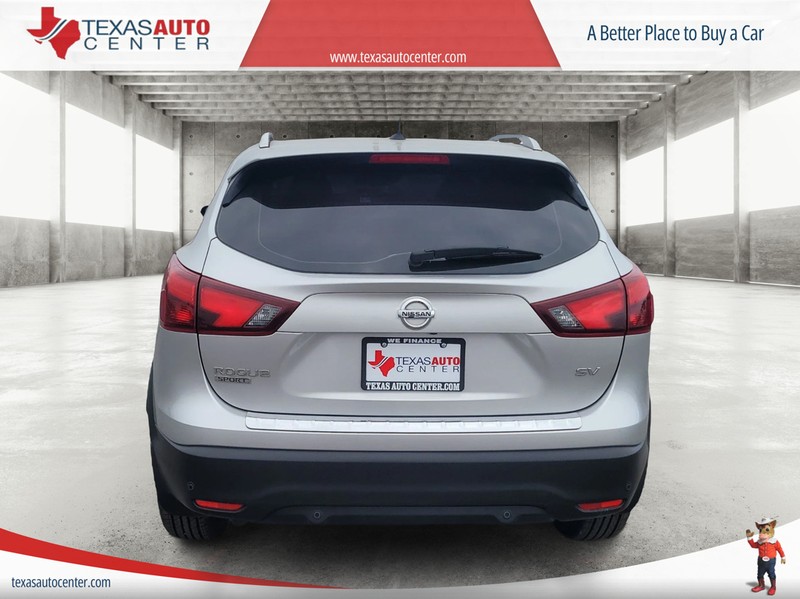 Nissan Rogue Sport Vehicle Full-screen Gallery Image 06