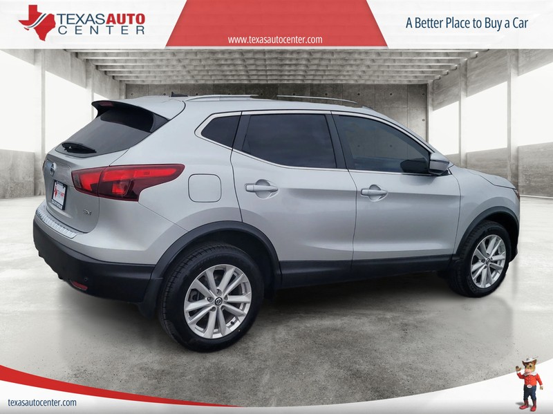 Nissan Rogue Sport Vehicle Full-screen Gallery Image 07