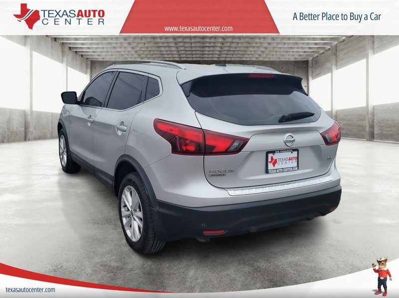 Nissan Rogue Sport Vehicle Full-screen Gallery Image 08