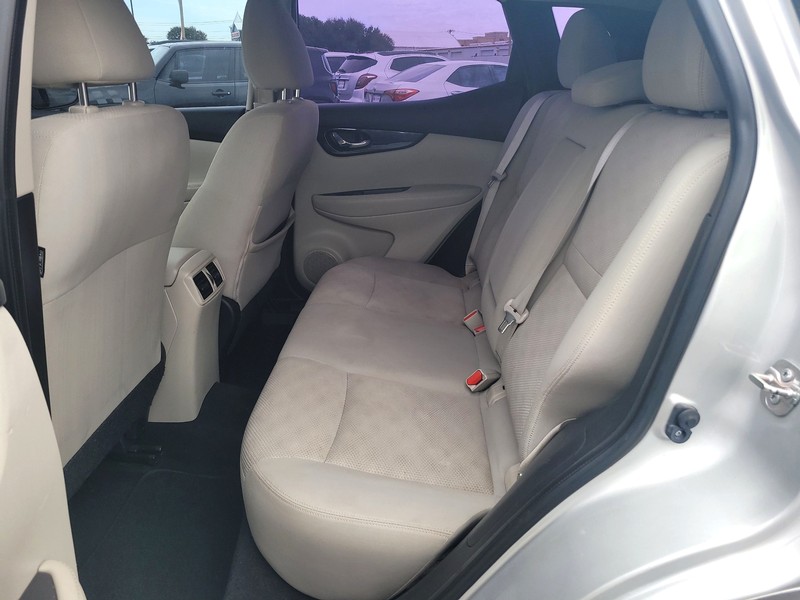 Nissan Rogue Sport Vehicle Full-screen Gallery Image 10