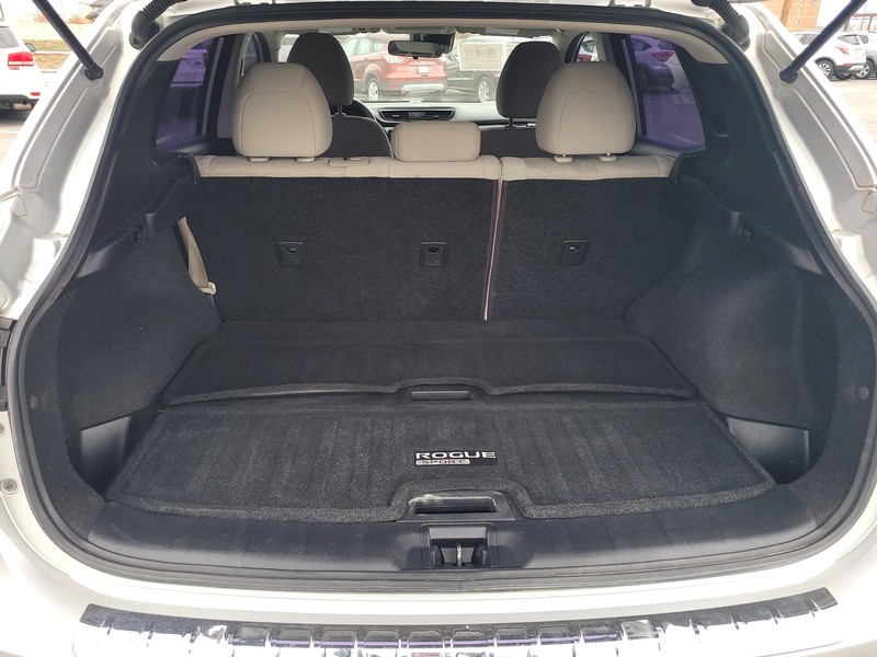 Nissan Rogue Sport Vehicle Full-screen Gallery Image 11