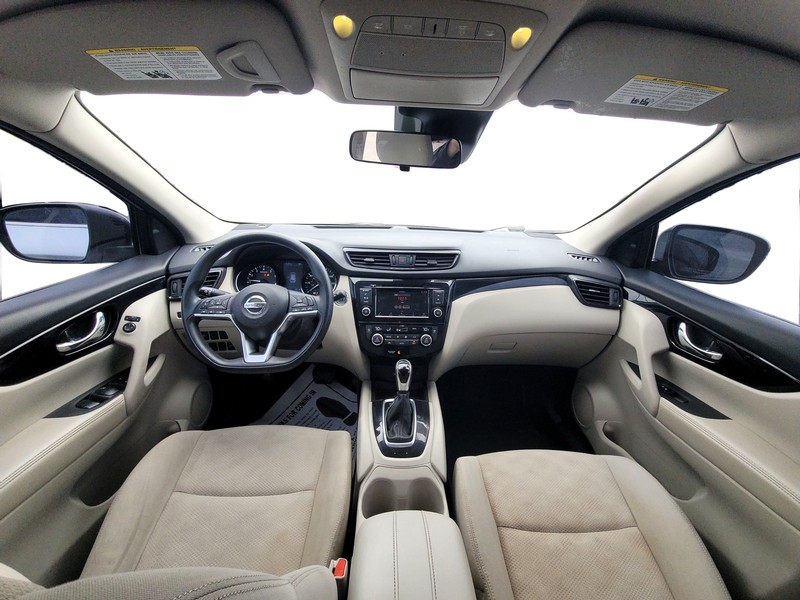 Nissan Rogue Sport Vehicle Full-screen Gallery Image 15