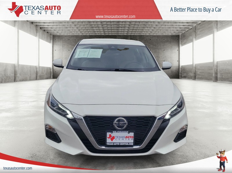 Nissan Altima Vehicle Full-screen Gallery Image 03