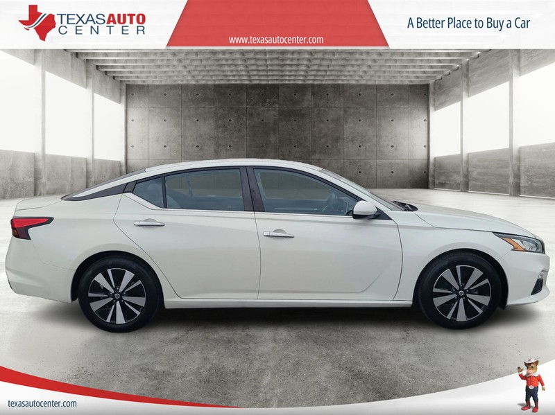 Nissan Altima Vehicle Full-screen Gallery Image 04
