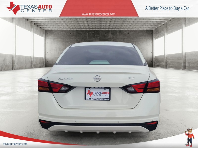 Nissan Altima Vehicle Full-screen Gallery Image 06