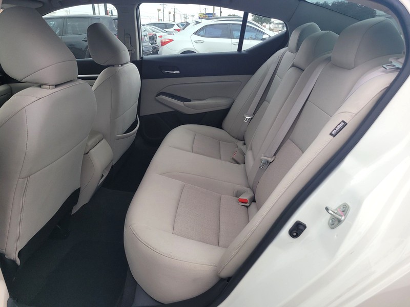 Nissan Altima Vehicle Full-screen Gallery Image 10