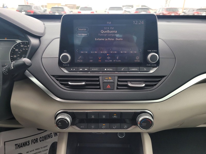 Nissan Altima Vehicle Full-screen Gallery Image 11