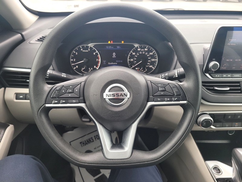 Nissan Altima Vehicle Full-screen Gallery Image 13