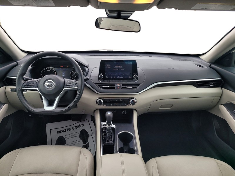 Nissan Altima Vehicle Full-screen Gallery Image 15