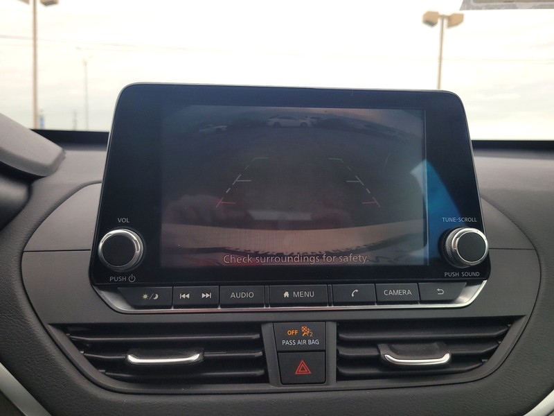 Nissan Altima Vehicle Full-screen Gallery Image 16