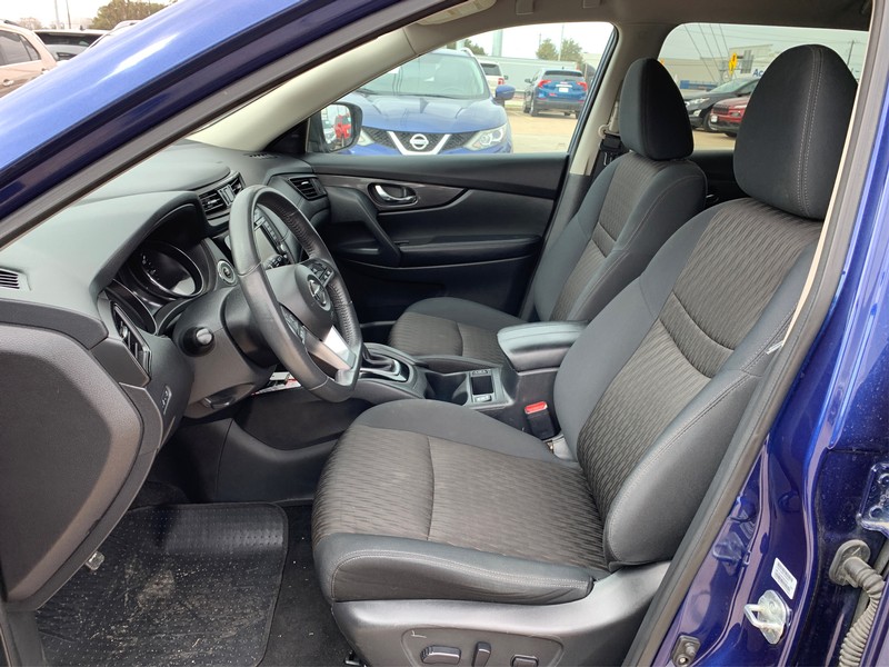 Nissan Rogue Vehicle Full-screen Gallery Image 5