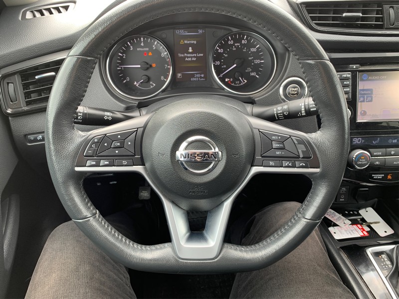 Nissan Rogue Vehicle Full-screen Gallery Image 9