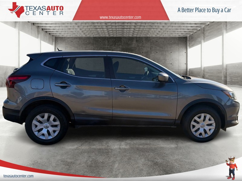 Nissan Rogue Sport Vehicle Full-screen Gallery Image 04