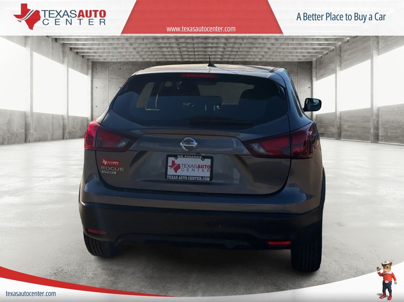 Nissan Rogue Sport Vehicle Full-screen Gallery Image 06