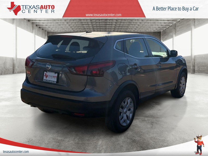 Nissan Rogue Sport Vehicle Full-screen Gallery Image 07